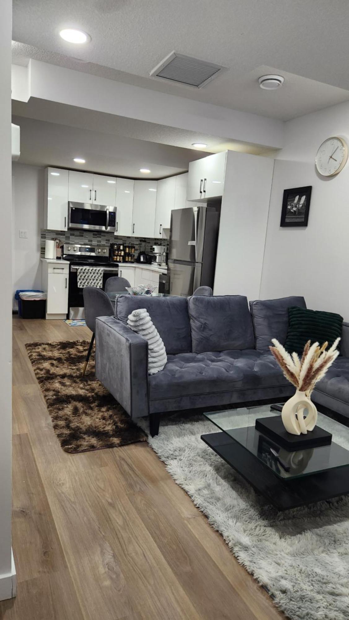 Modern 2 Bedroom Basement Suite At West Едмонтон Екстер'єр фото