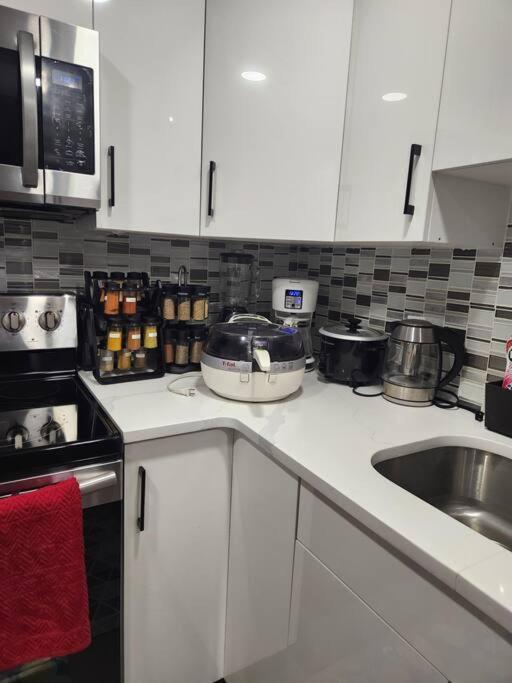 Modern 2 Bedroom Basement Suite At West Едмонтон Екстер'єр фото
